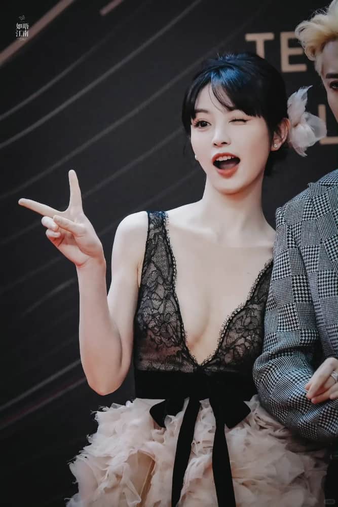 田曦薇的胸是隆的吗？田曦薇深V胸图_8