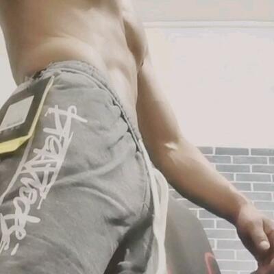 男生灰裤子大鼓包,体育生秀肌肉