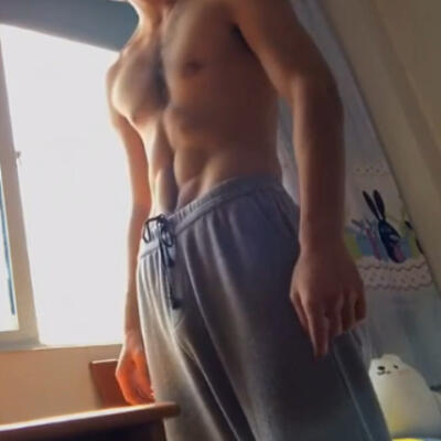 男生穿运动裤前面凸凸的视频
