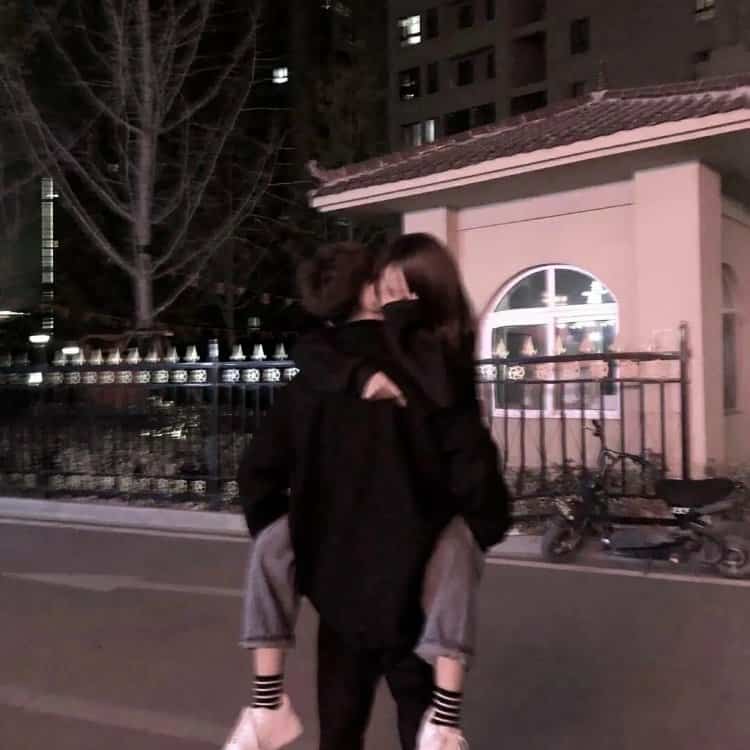 满满占有欲真人情侣头像 男女拥抱两人抱在一起情头_1