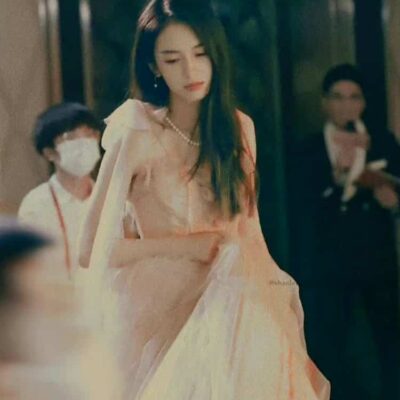 周也清冷感美艳冷脸千金微信头像 大小姐气场女头