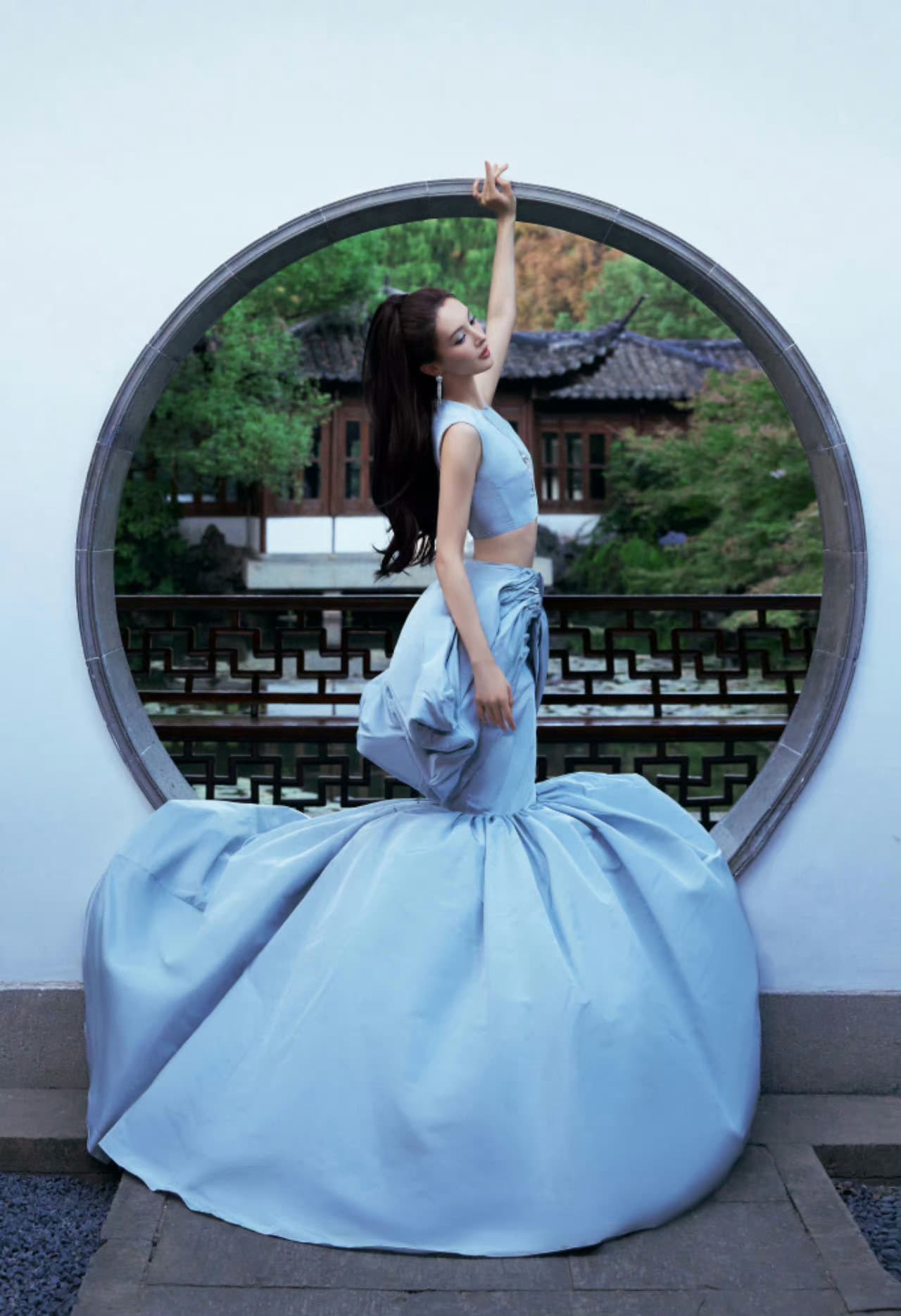 金晨仙蓝色降温眼妆 金晨ELLE风尚红毯造型图_5