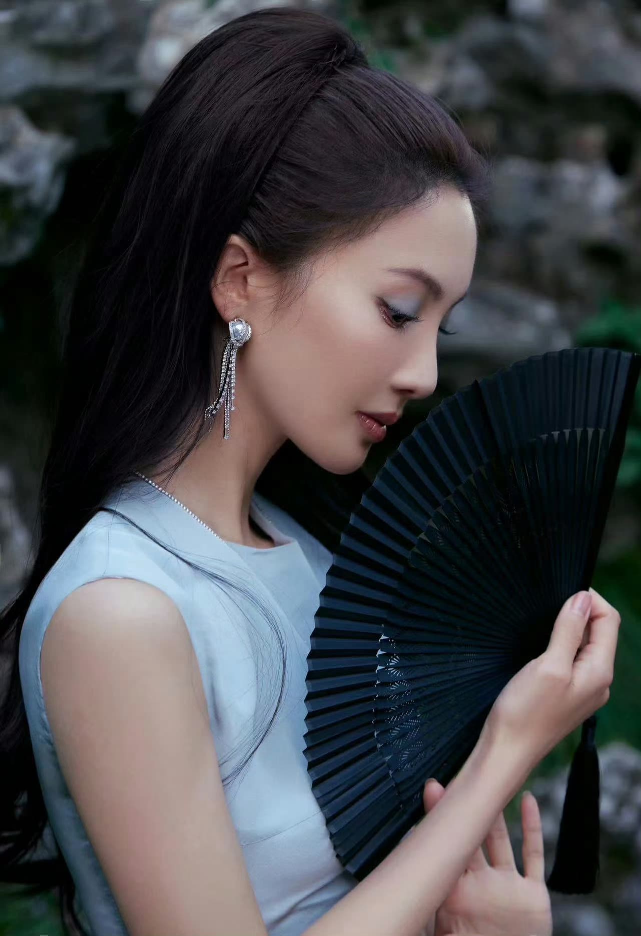 金晨仙蓝色降温眼妆 金晨ELLE风尚红毯造型图_6