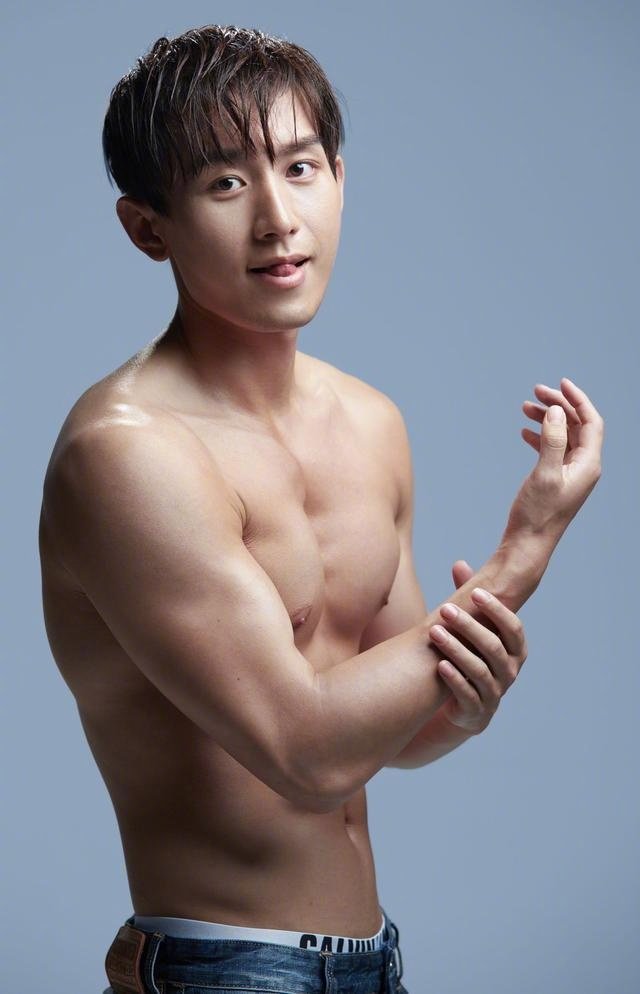 成毅肌肉照裤子鼓包性感写真图片_4