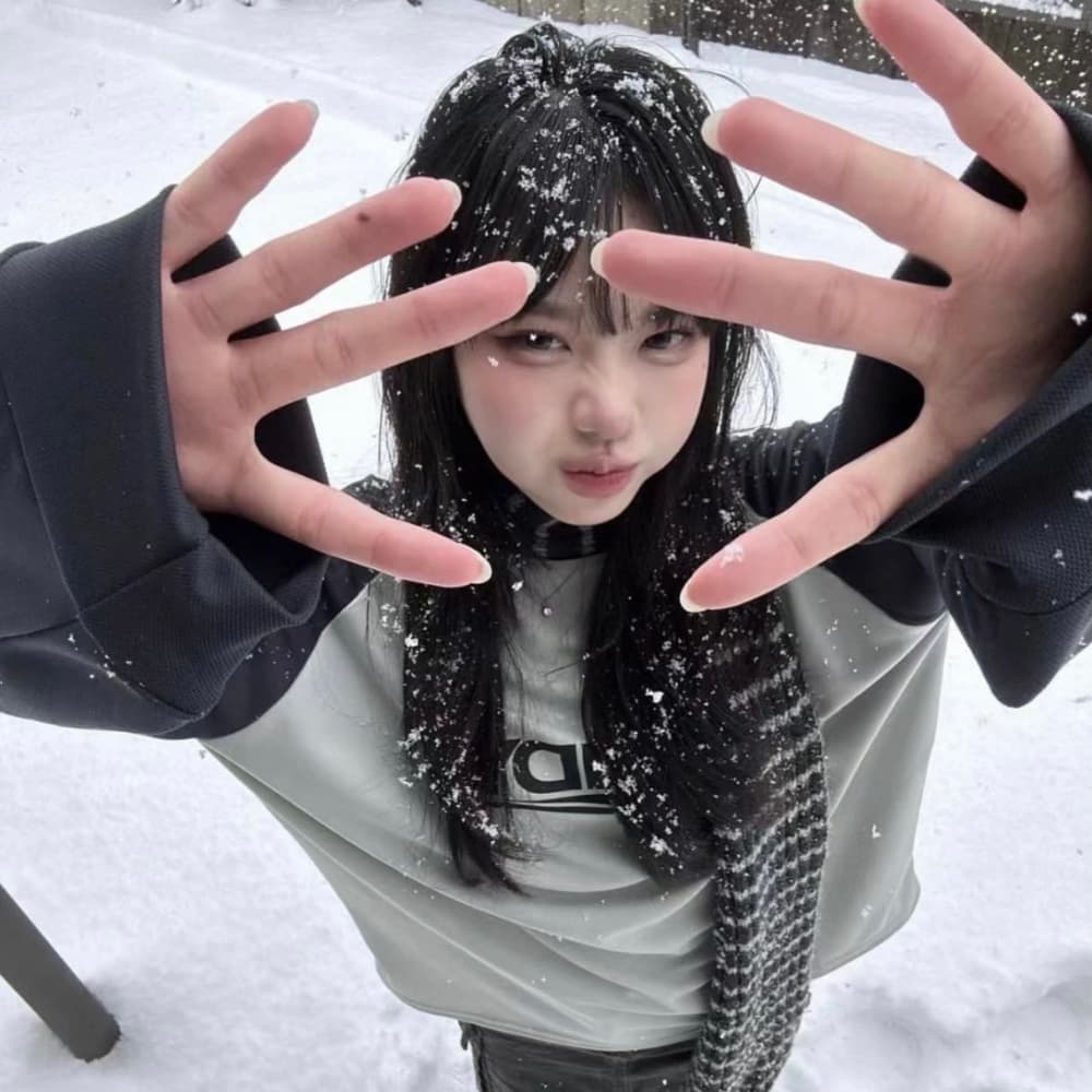 冬天下雪的唯美女生头像,雪景中的气质美女头像_3