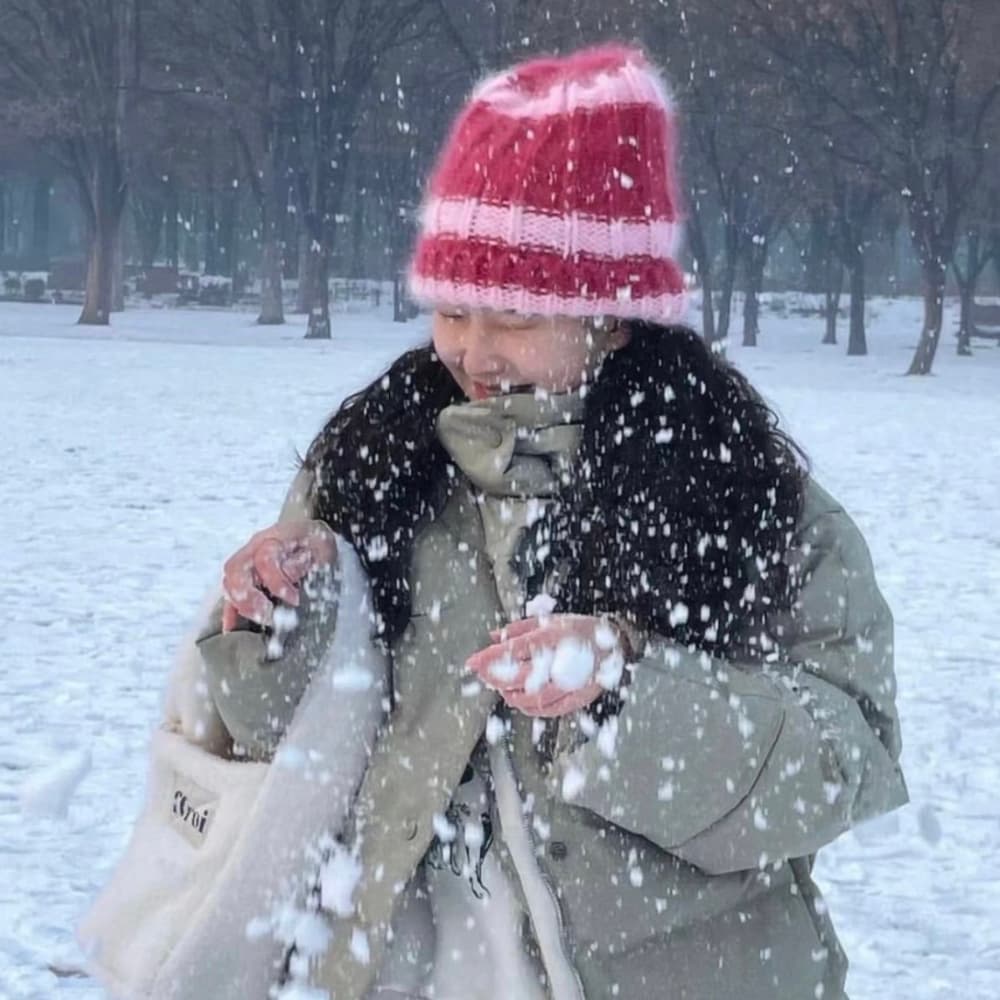 冬天下雪的唯美女生头像,雪景中的气质美女头像_4