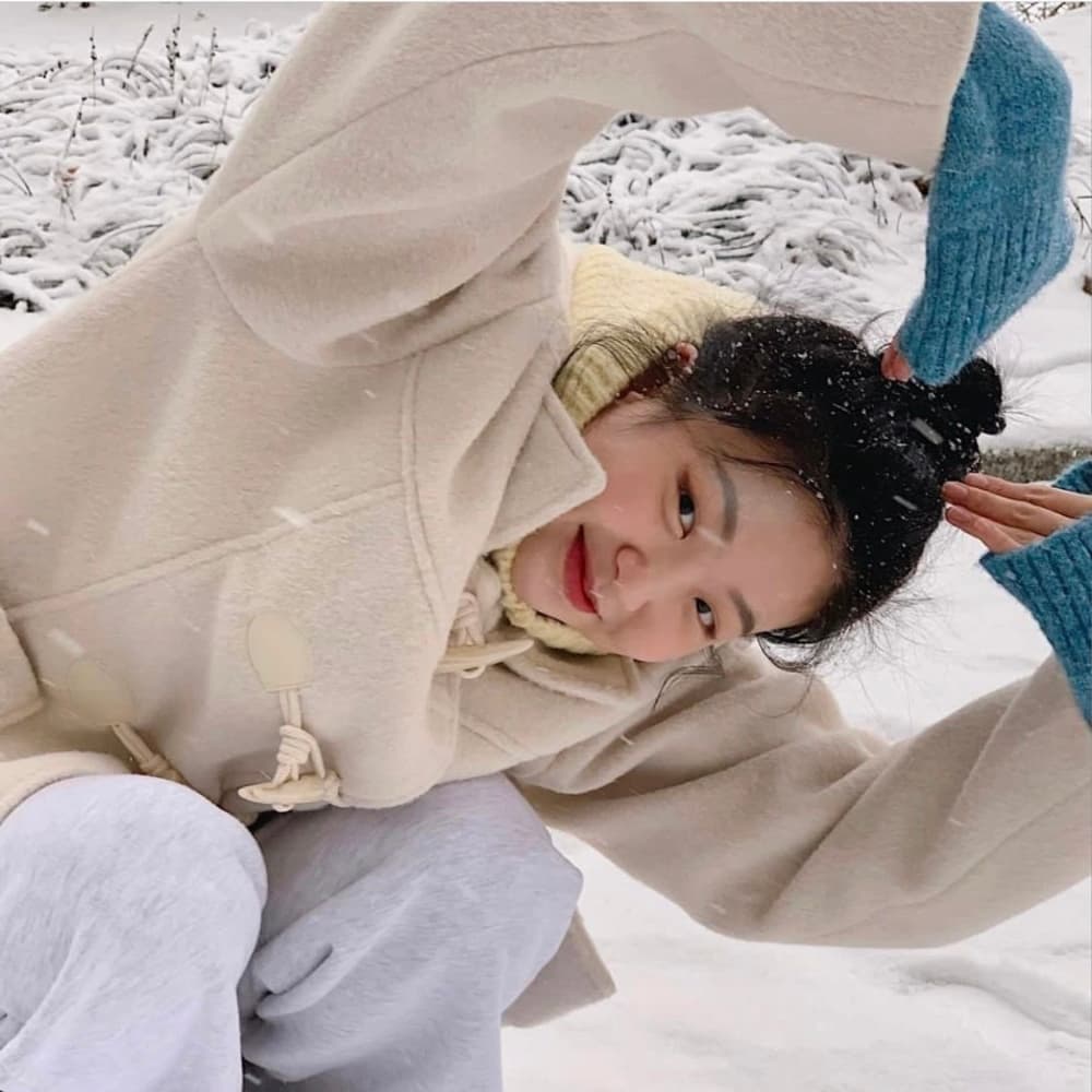 冬天下雪的唯美女生头像,雪景中的气质美女头像_7