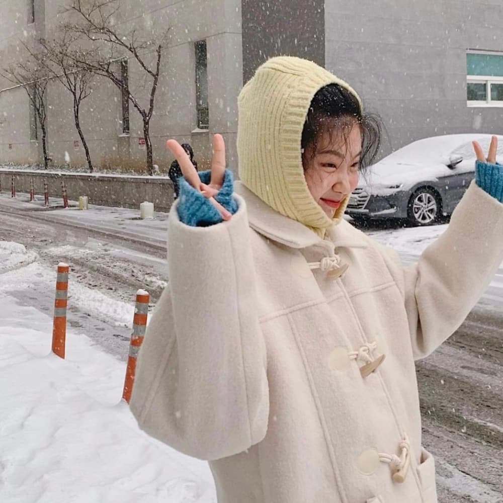 冬天下雪的唯美女生头像,雪景中的气质美女头像_8
