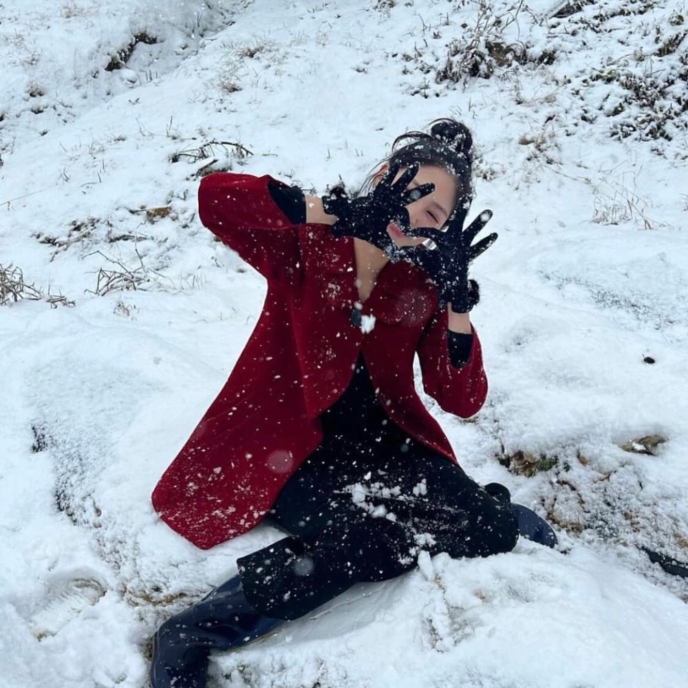 冬天下雪的唯美女生头像,雪景中的气质美女头像_12