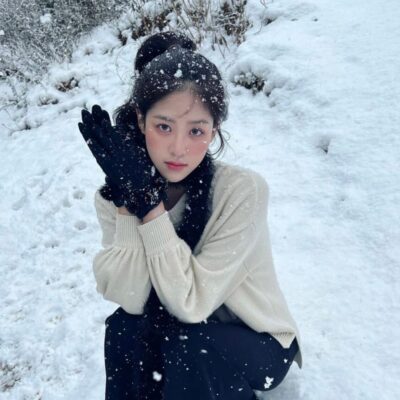 冬天下雪的唯美女生头像,雪景中的气质美女头像