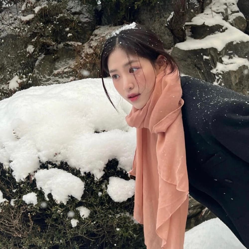 冬天下雪的唯美女生头像,雪景中的气质美女头像_15