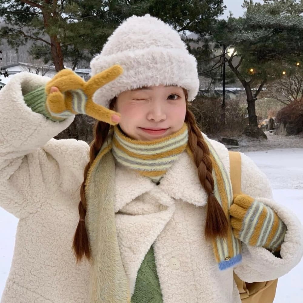冬天下雪的唯美女生头像,雪景中的气质美女头像_16