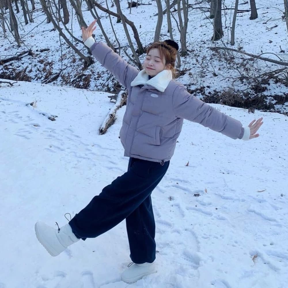 冬天下雪的唯美女生头像,雪景中的气质美女头像_17
