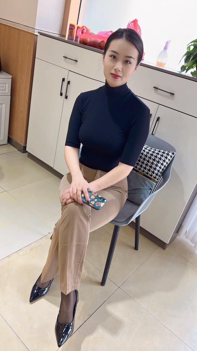 年纪轻轻极其稳重的女人，成熟有气质有韵味的女人图片_1