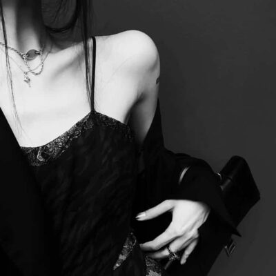 黑色系高冷性感女生部位头像 低调优质黑白真人女头