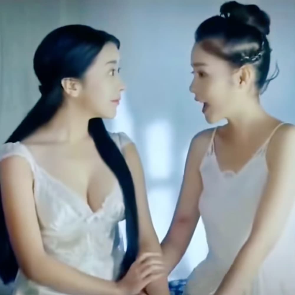 超级好看的软妹纸,软妹子脱衣服惊呆同寝室妹子！