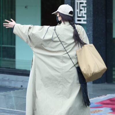 街拍杨幂卡其色风衣穿搭图片