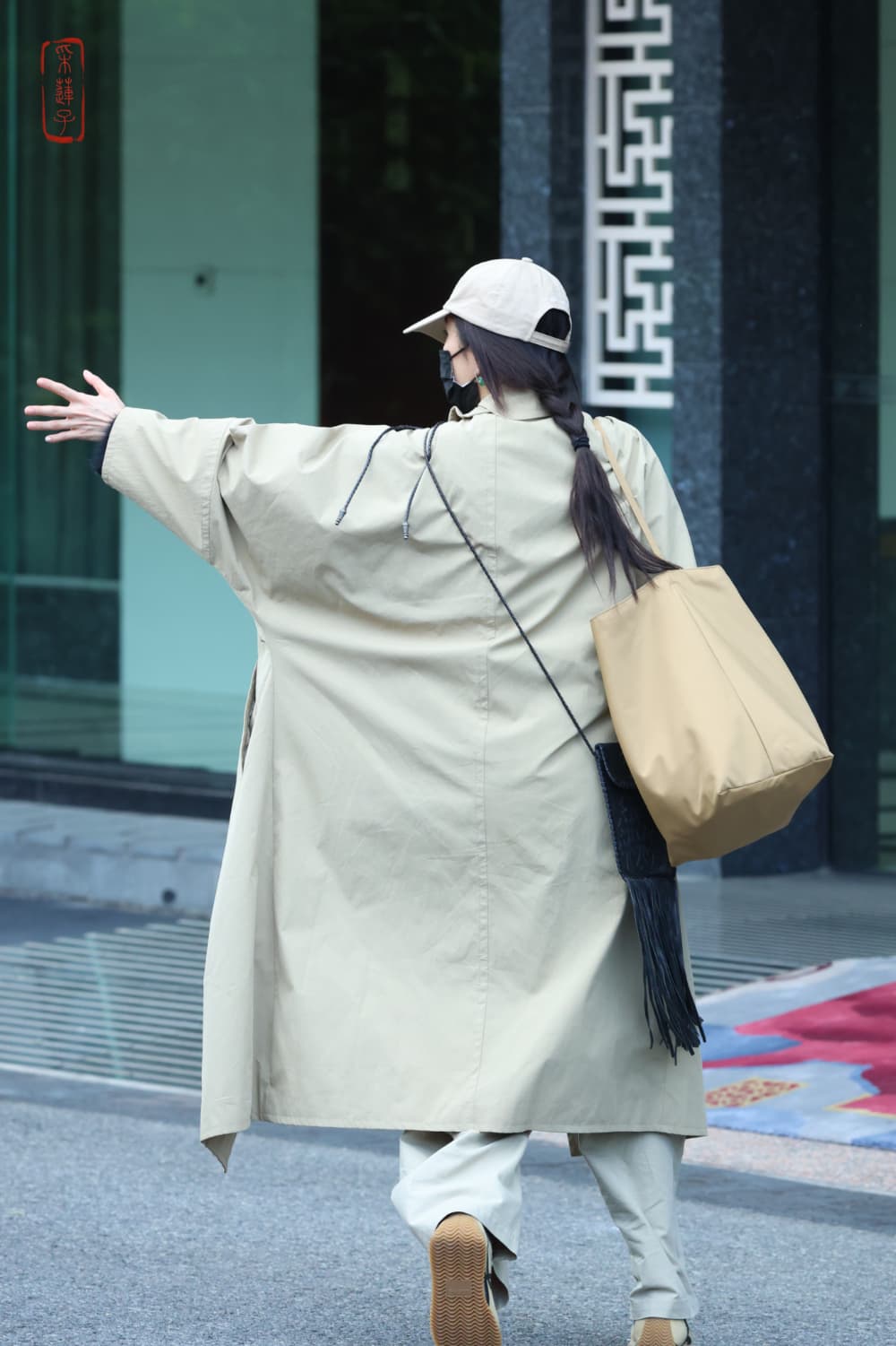 街拍杨幂卡其色风衣穿搭图片_3