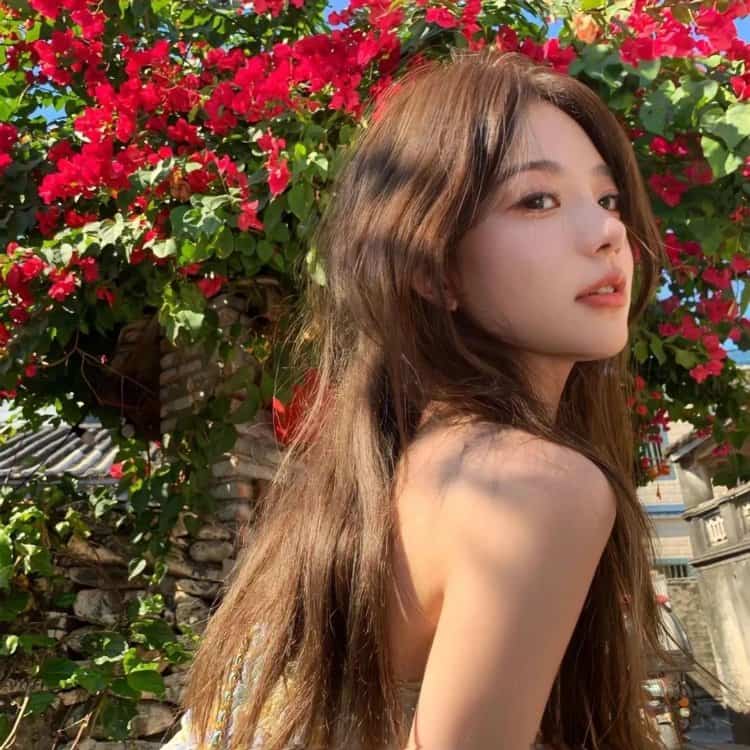女生手拿鲜花真人微信头像 温柔唯美不易撞女头_3