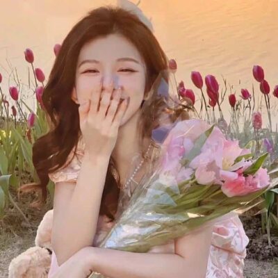 女生手拿鲜花真人微信头像 温柔唯美不易撞女头