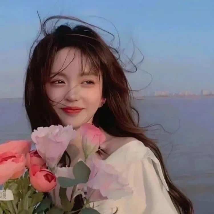 女生手拿鲜花真人微信头像 温柔唯美不易撞女头_7