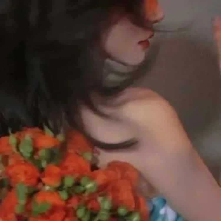 女生手拿鲜花真人微信头像 温柔唯美不易撞女头_9