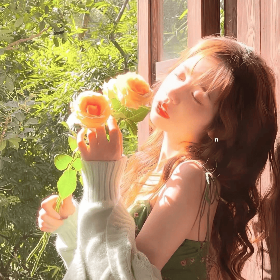 女生手拿鲜花真人微信头像 温柔唯美不易撞女头_13
