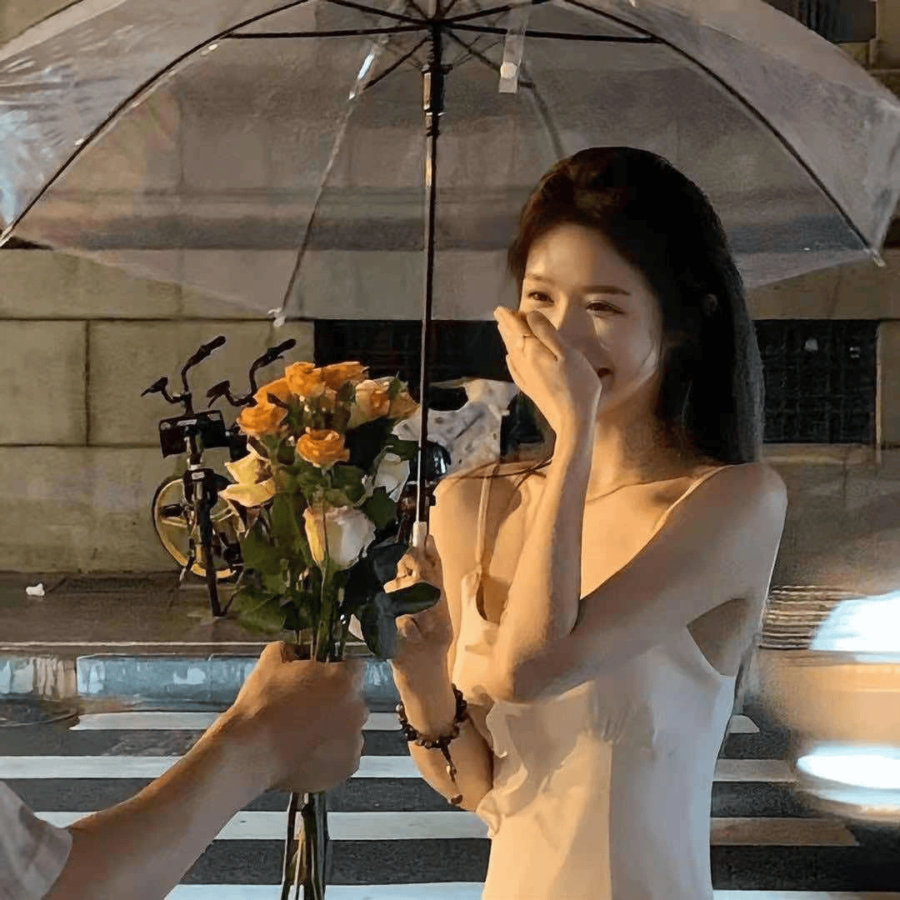 女生手拿鲜花真人微信头像 温柔唯美不易撞女头_15