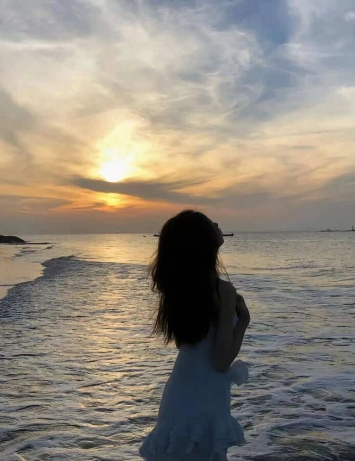 唯美浪漫海边女生背影真人头像图 面朝大海氛围感女生头像_8