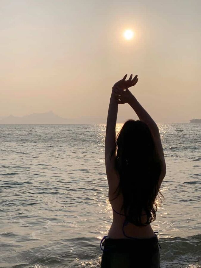 唯美浪漫海边女生背影真人头像图 面朝大海氛围感女生头像_17