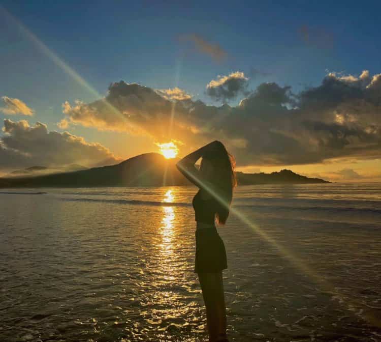 唯美浪漫海边女生背影真人头像图 面朝大海氛围感女生头像_19