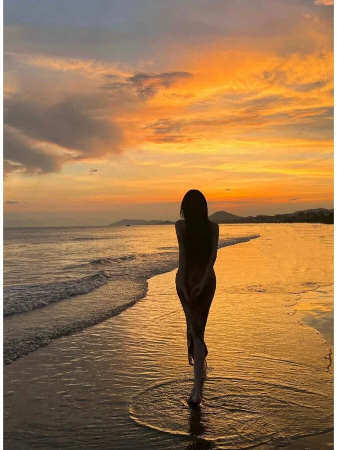 唯美浪漫海边女生背影真人头像图 面朝大海氛围感女生头像_22