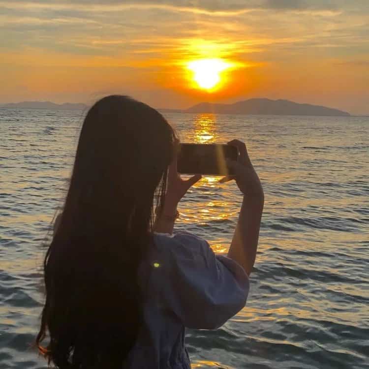 唯美浪漫海边女生背影真人头像图 面朝大海氛围感女生头像_5