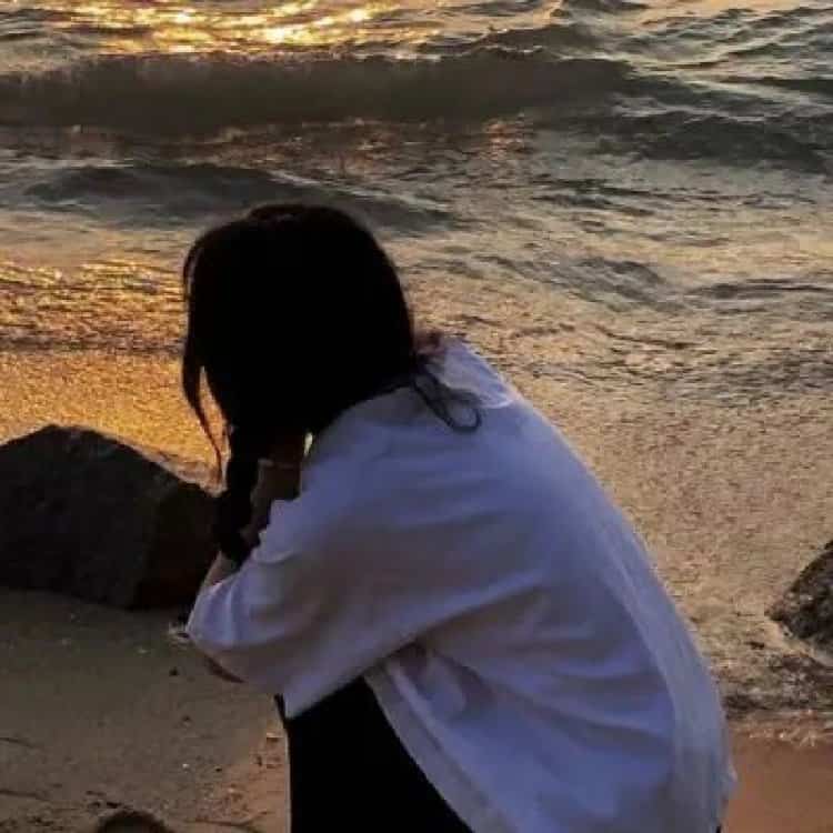 唯美浪漫海边女生背影真人头像图 面朝大海氛围感女生头像_6