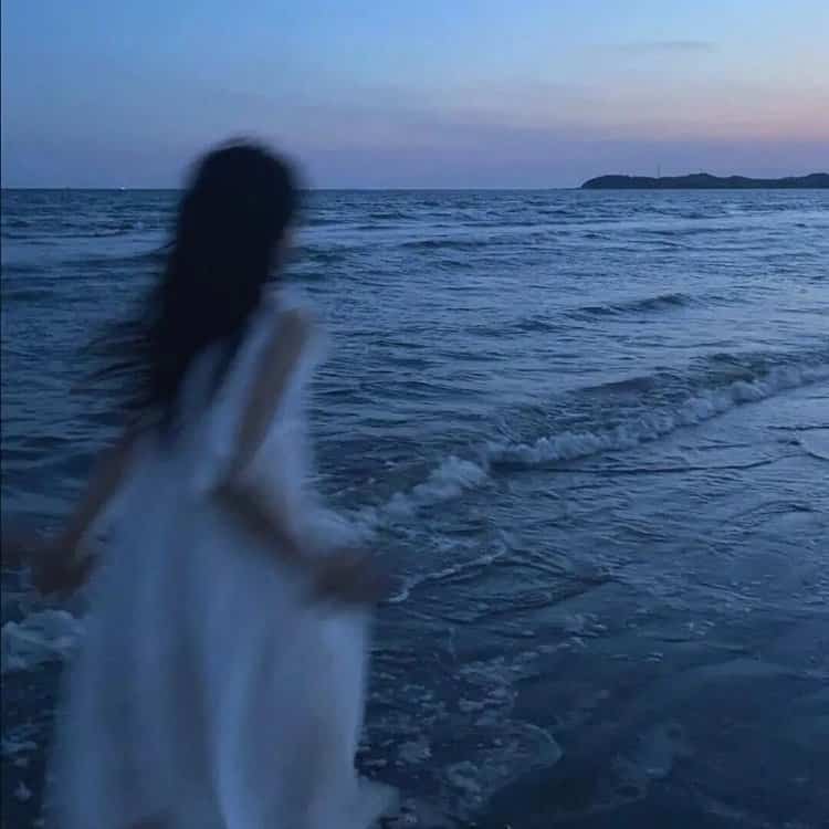 唯美浪漫海边女生背影真人头像图 面朝大海氛围感女生头像_7