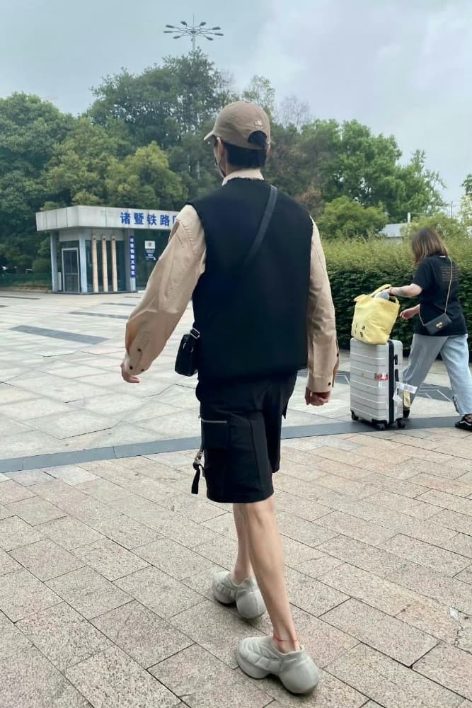 魏大勋大长腿筷子腿图片分享_10