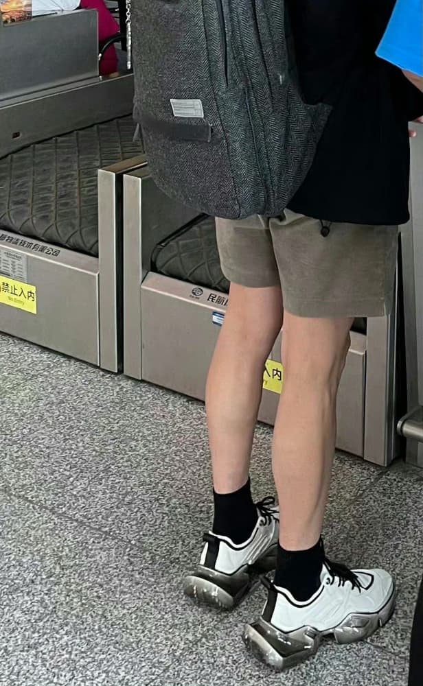 魏大勋大长腿筷子腿图片分享_11