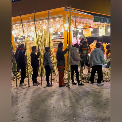 买甘蔗排队仿佛丐帮开大会！甘蔗信徒 丐帮大会！
