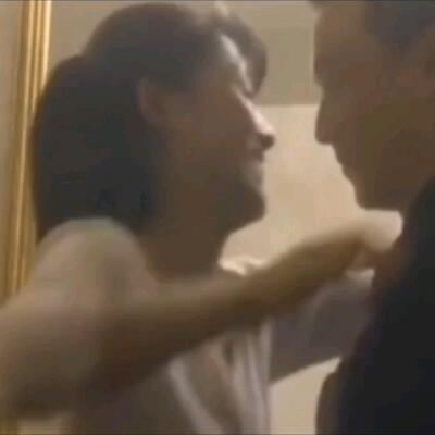 卫生间镜子前激情热吻原声,好好看看镜子里的你有害羞