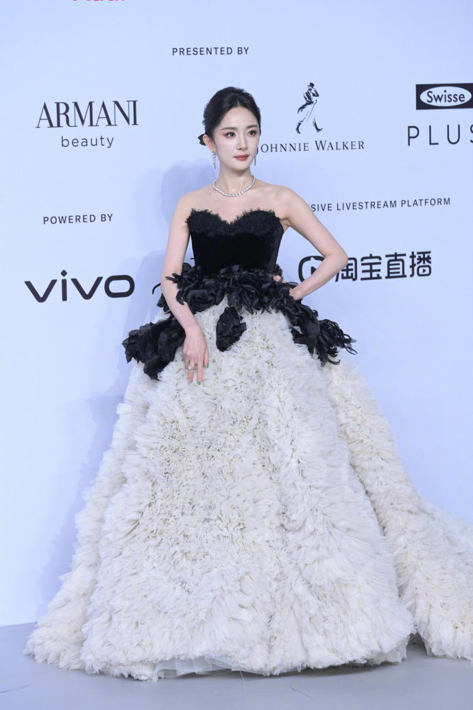 杨幂GQ盛典红毯生图高清 皮肤状态不错_2