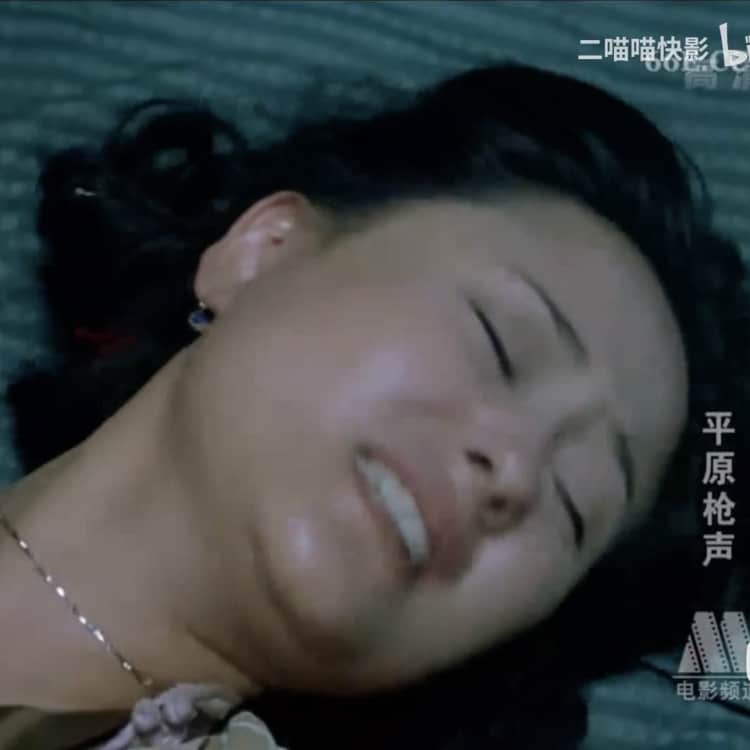 《平原枪声》女子被按到床强行扒开腿糟蹋