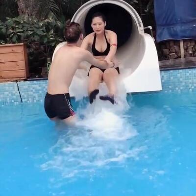 水上乐园救生员滑梯接人吃豆腐视频