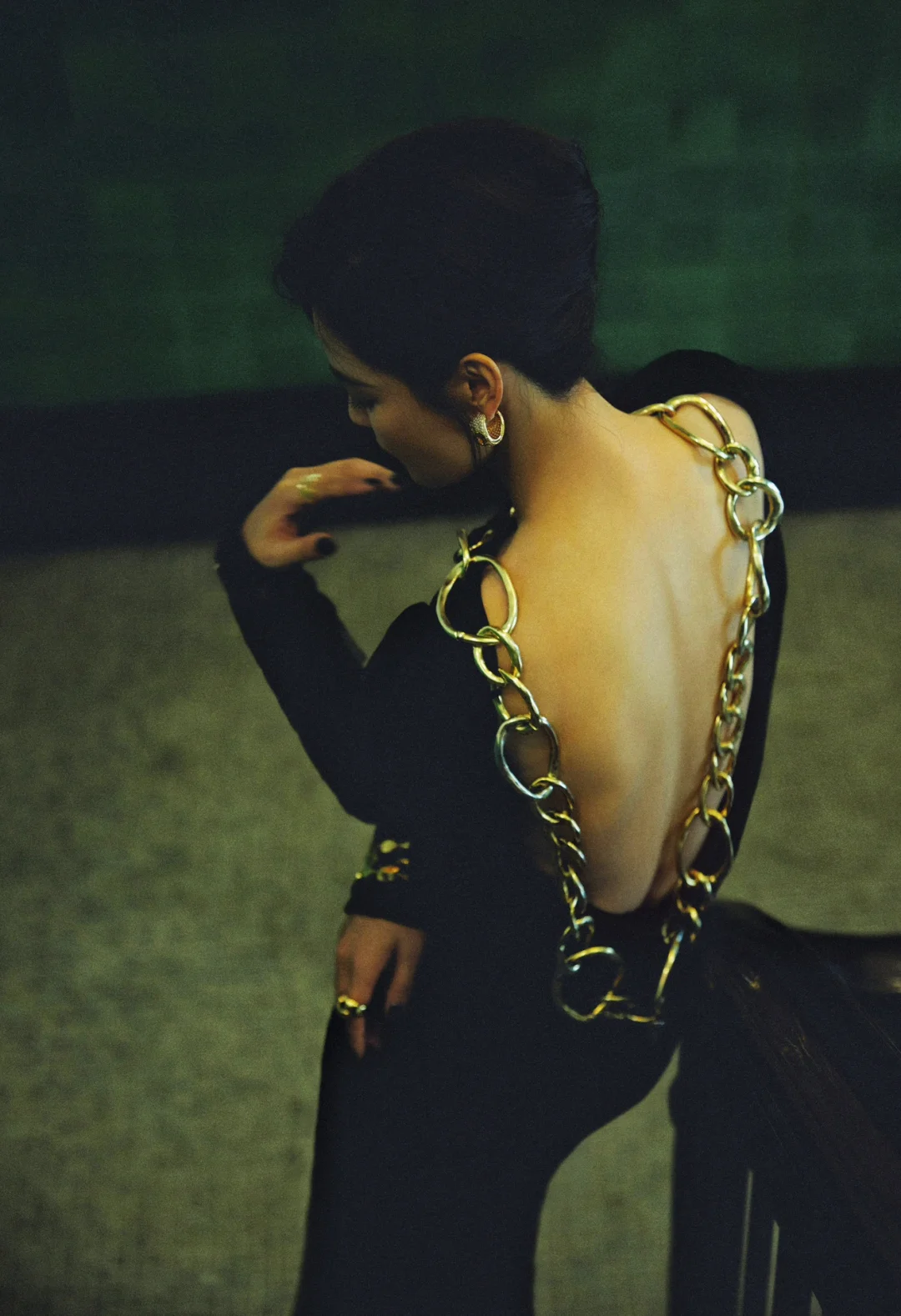 辛芷蕾穿铁环露背裙参加首映, TOM FORD 铁环露背礼服_1