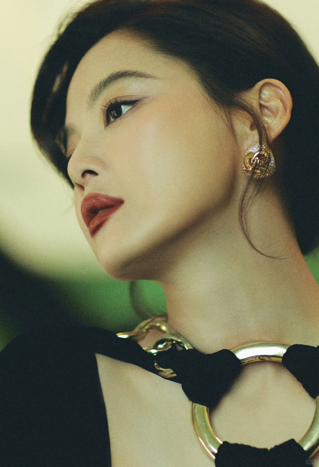 辛芷蕾穿铁环露背裙参加首映, TOM FORD 铁环露背礼服_6