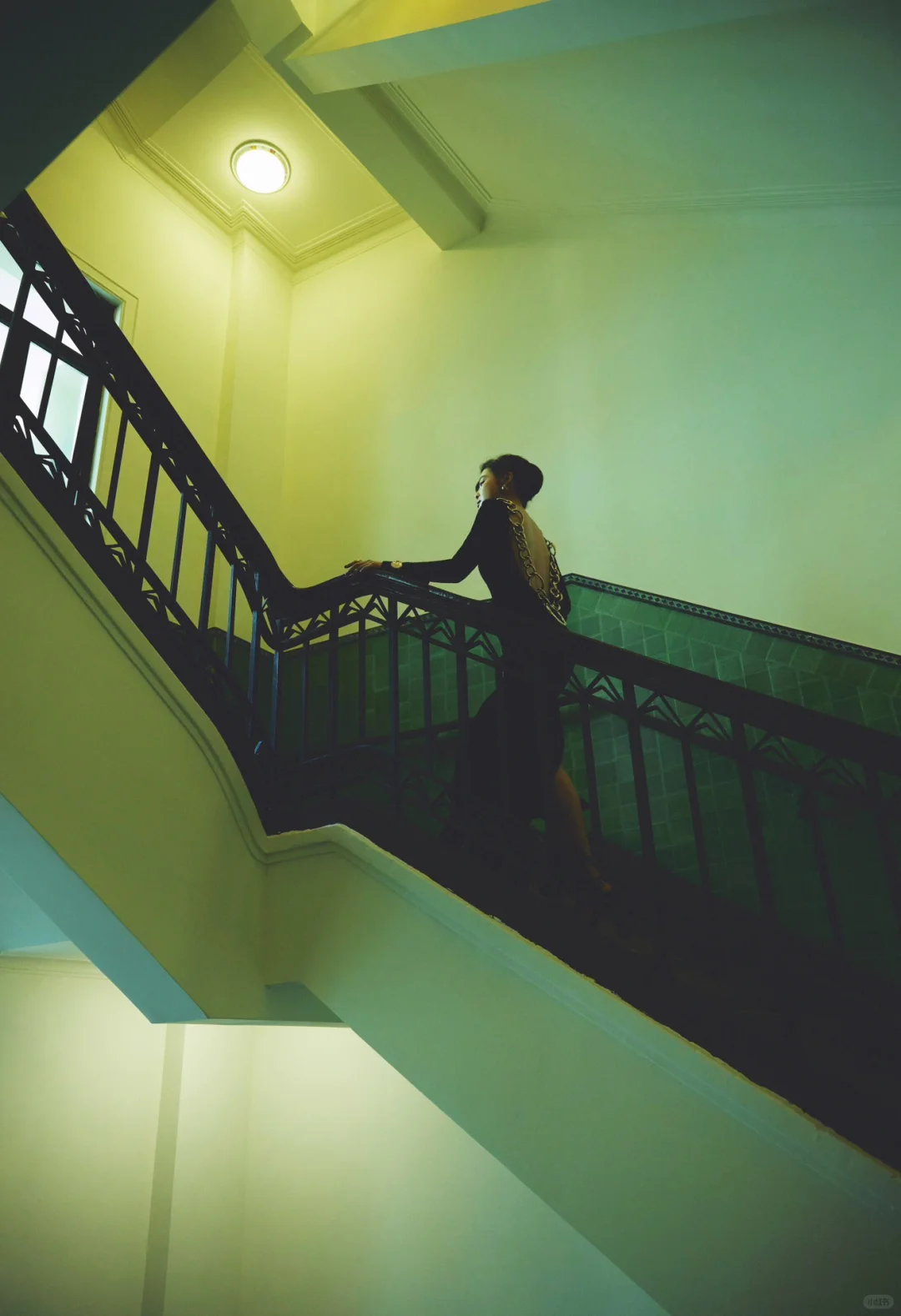 辛芷蕾穿铁环露背裙参加首映, TOM FORD 铁环露背礼服_7