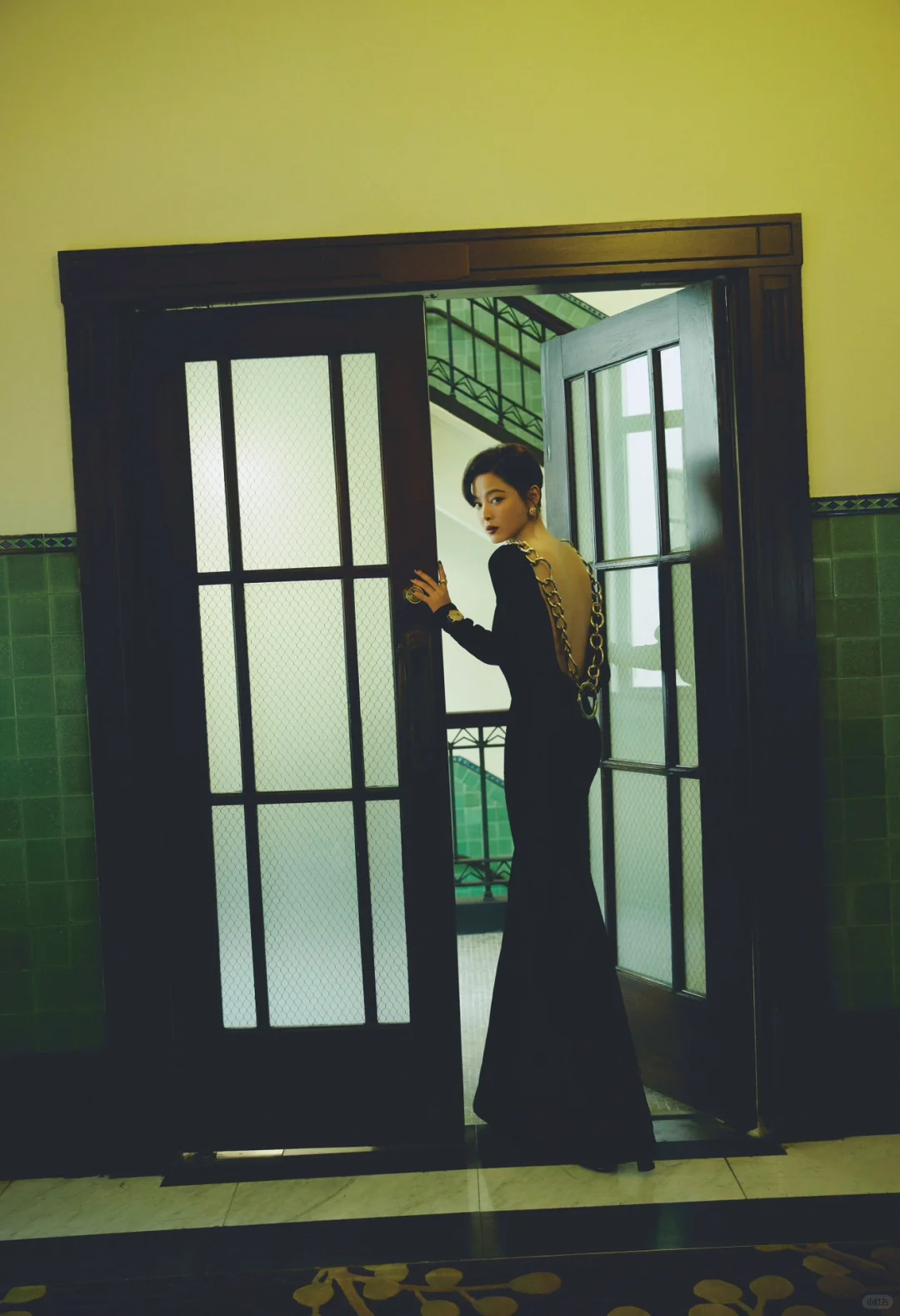 辛芷蕾穿铁环露背裙参加首映, TOM FORD 铁环露背礼服_8