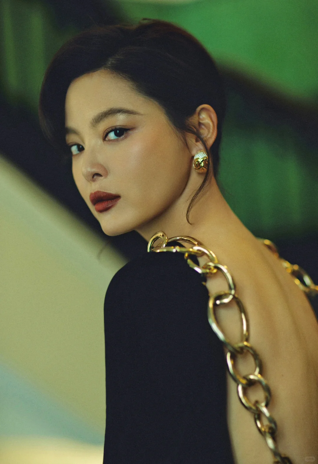 辛芷蕾穿铁环露背裙参加首映, TOM FORD 铁环露背礼服_9