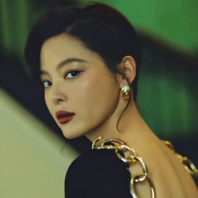 辛芷蕾穿铁环露背裙参加首映, TOM FORD 铁环露背礼服