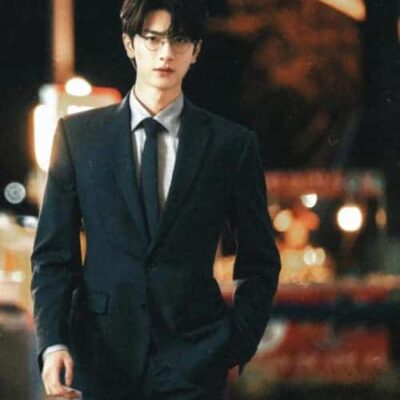 男明星林一《脱轨》眼镜西装照高清图片 大长腿身材好绝！