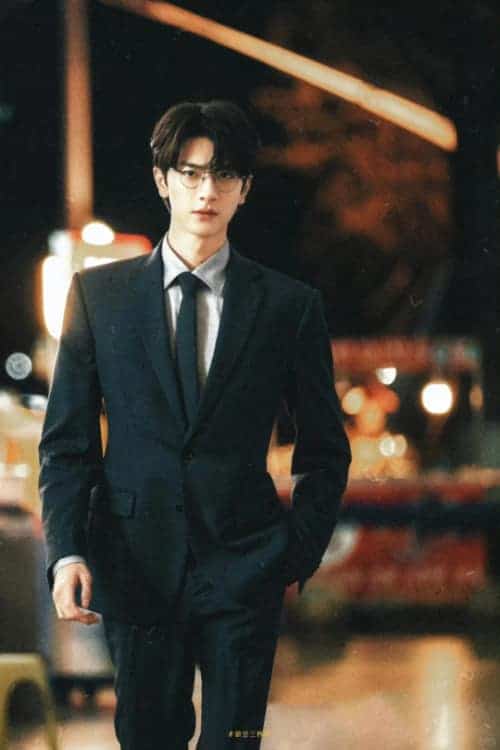 男明星林一《脱轨》眼镜西装照高清图片 大长腿身材好绝！_1